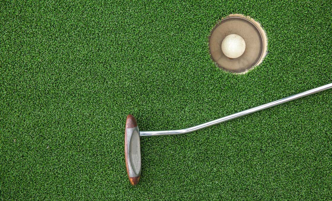 Instalação residencial de grama sintética para green de putting no quintal