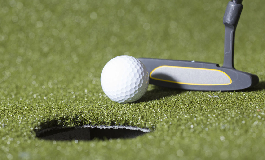 Campo de putting com grama sintética e greens contornados
