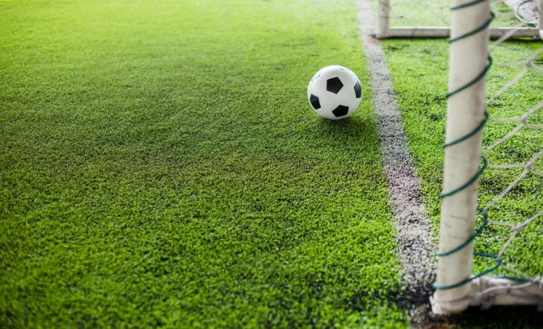 Was sind die häufigsten Arten von Fußballplatzbelägen?