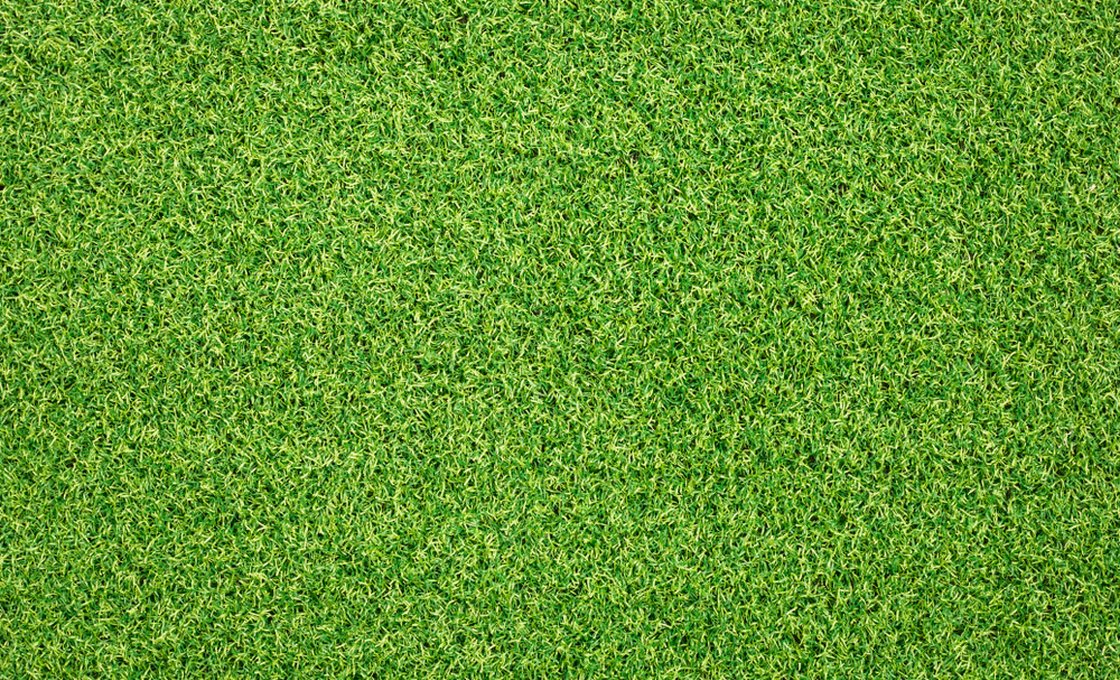 Low-friction putting surface texture of artificial golf turf