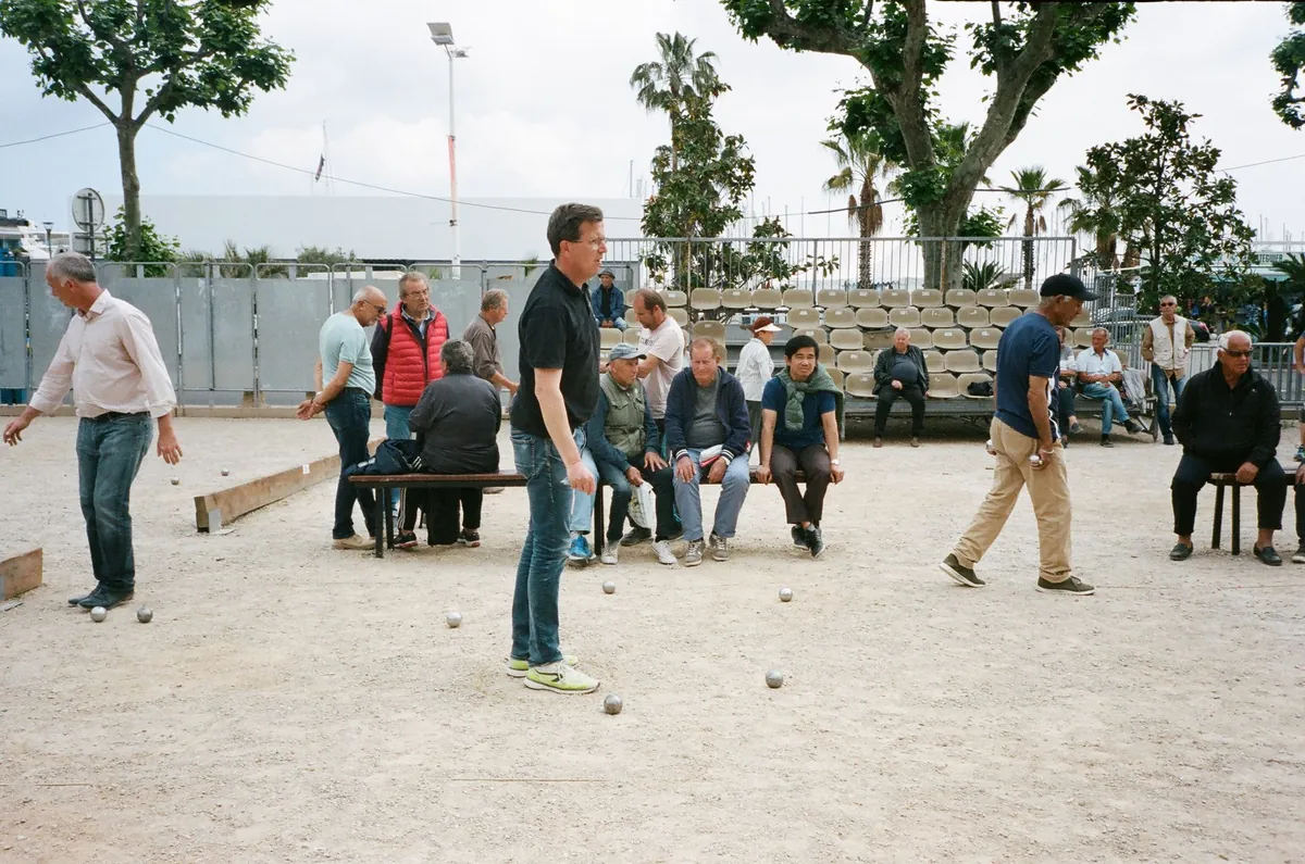 Jogadores em uma superfície de quadra estilo bocce