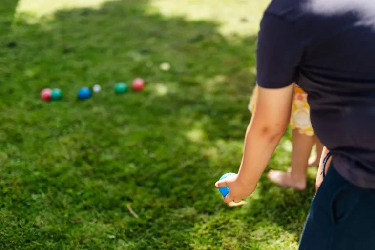 Construindo uma Quadra de Bocce com Tapete Sintético